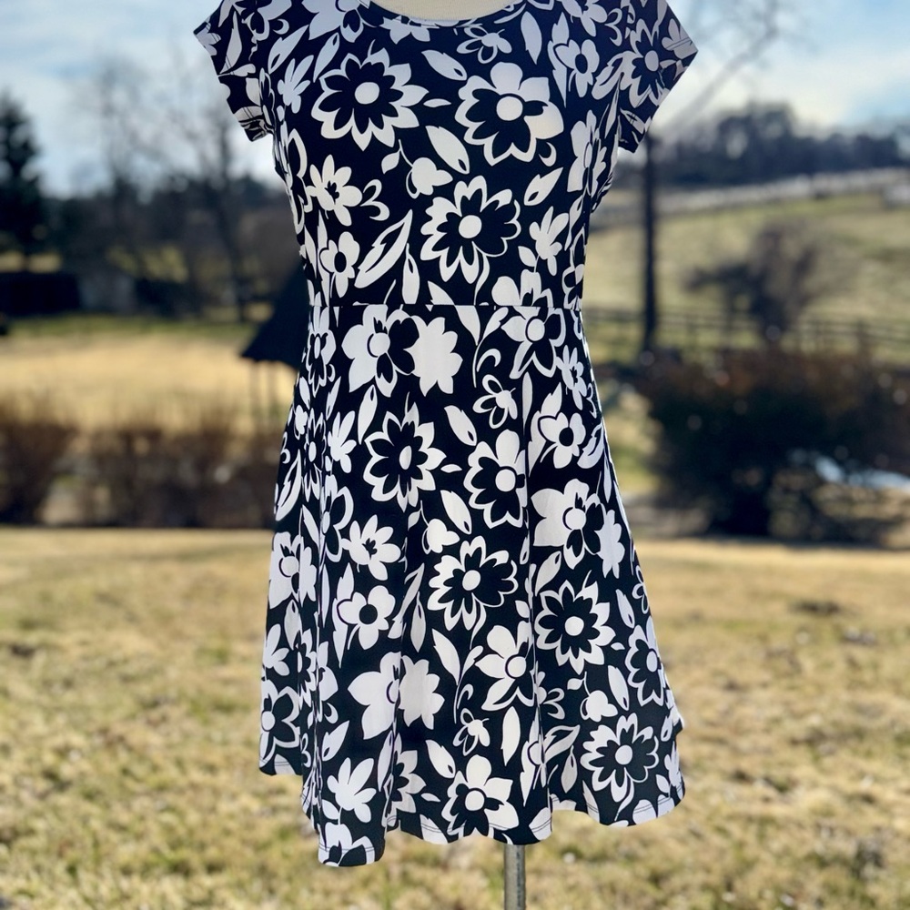 Michael Kors White and Black Cap Sleeve Flare Dress